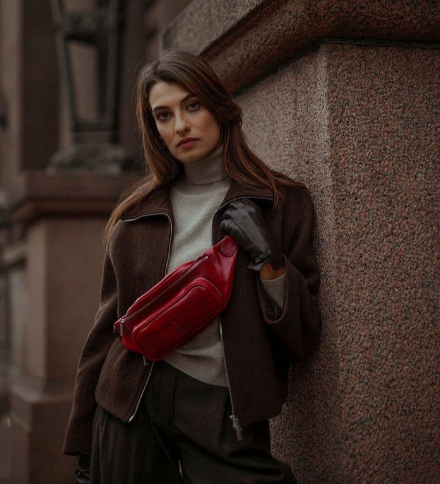 Женская кожаная сумка-слинг Belly Bag - Independent People - Красный цвет - Time Resistance 5231701W — 3