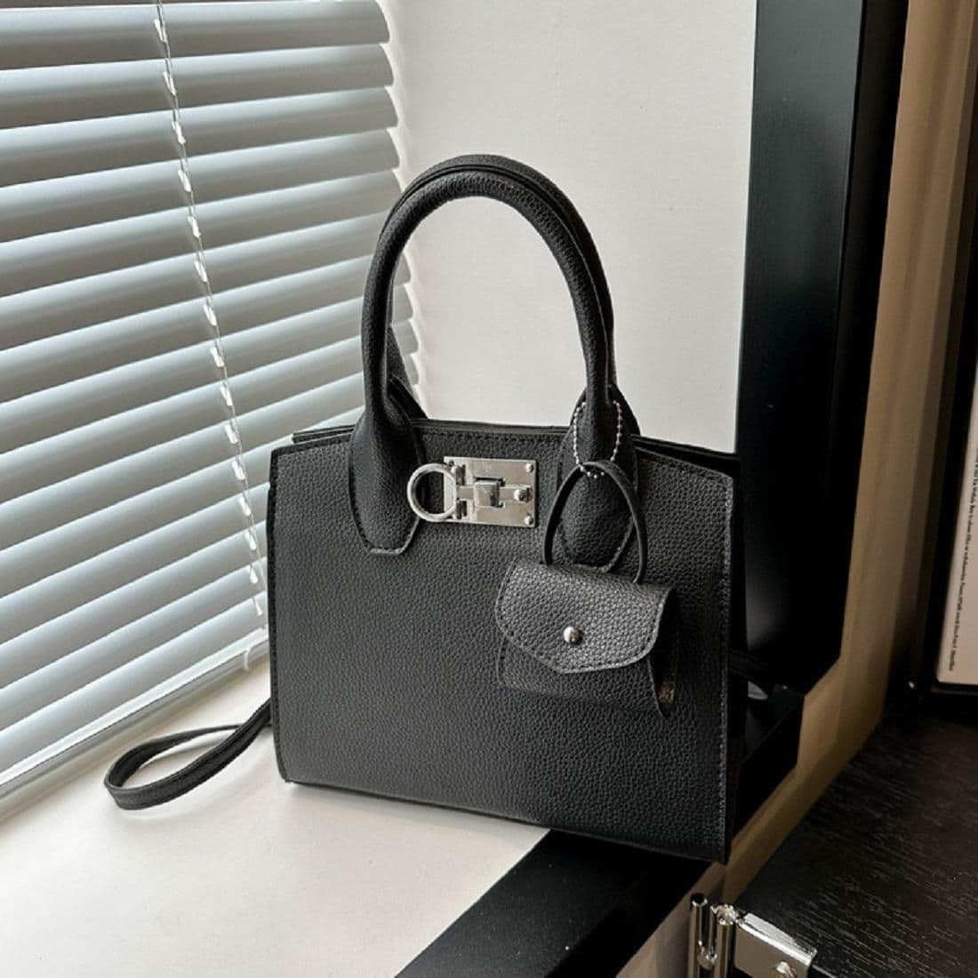 Мини-сумочка через плече Lilly P4-6108A