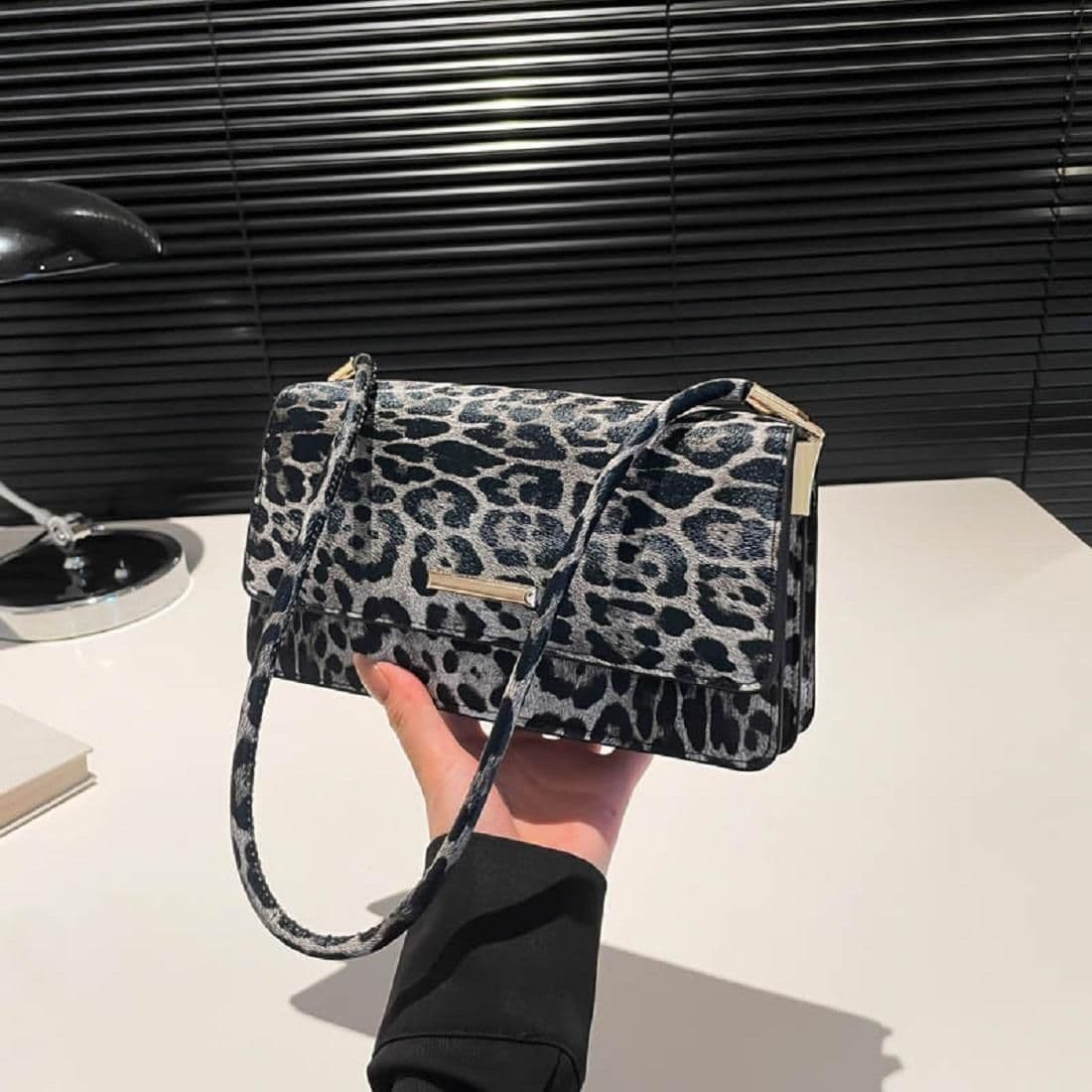 Кроссбоди с клапаном из эко-кожи Lilly P2-8208LG