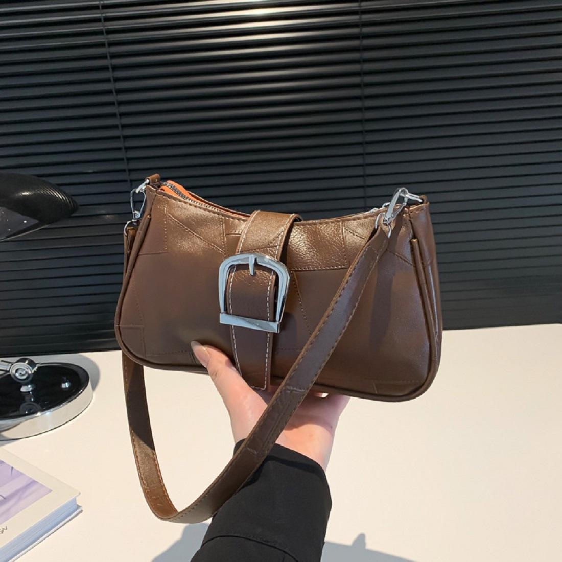 Подовжена сумка через плече з екошкіри Lilly P2-8577-1DB