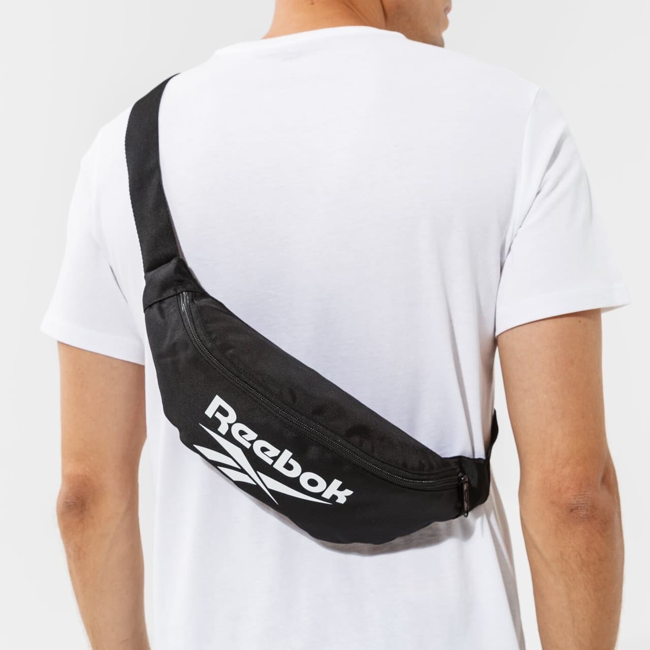 Сумка на пояс Reebok — компактная сумка-банан черного цвета для города и путешествий — фото 1