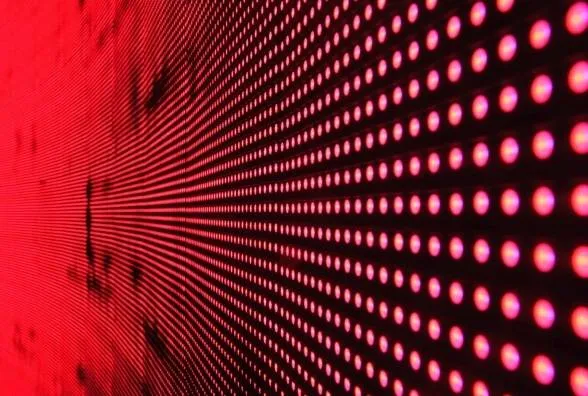 Терапія червоним світлом: 7 можливих переваг, ризики та як вона працює