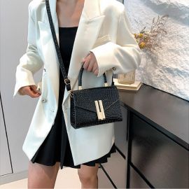 Купить Женское кроссбоди с золотистой фурнитурой Lilly P2-1801A, фото , характеристики, отзывы
