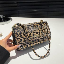 Купить Кроссбоди с клапаном из эко-кожи Lilly P2-8208LG, фото , характеристики, отзывы