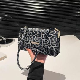 Купить Кроссбоди с клапаном из эко-кожи Lilly P2-8208LG, фото , характеристики, отзывы